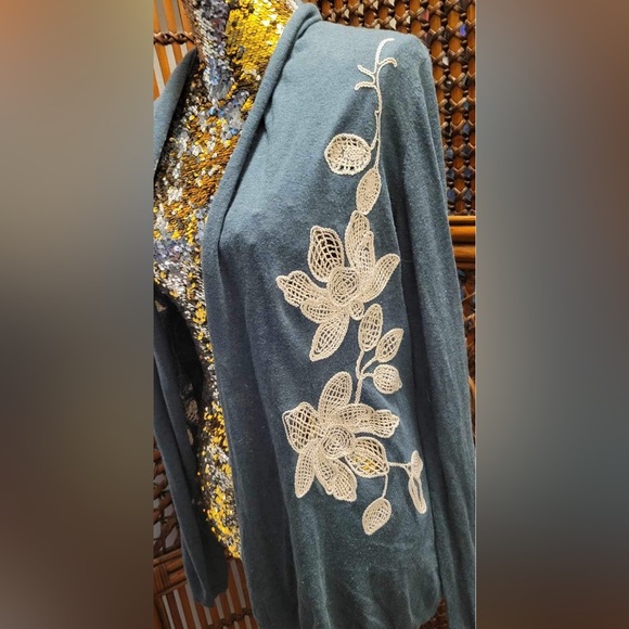 Knitted and knotted Anthropologie cardigan embroidered - Picture 4 of 4